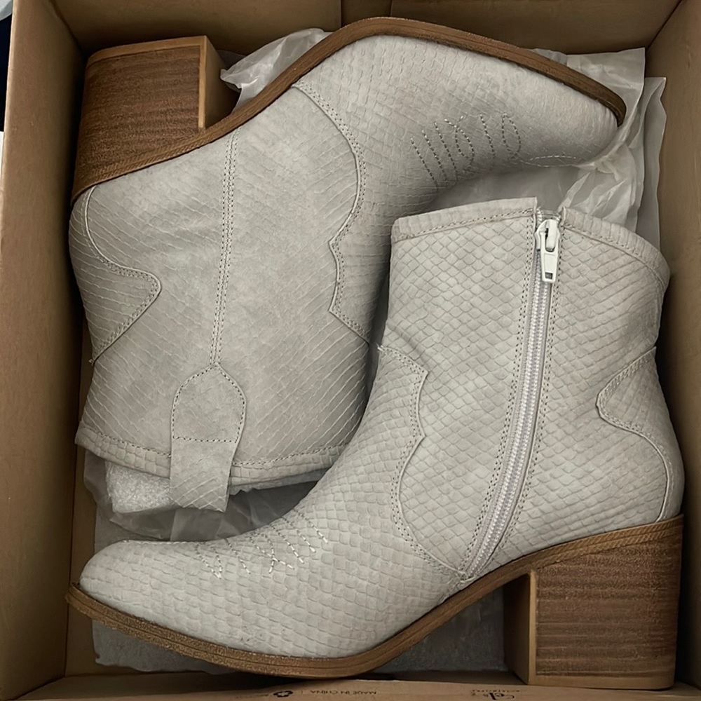 Dirty Laundry Unite grey snake boots, size 9